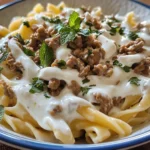 Türkische Pasta mit Hackfleisch und Joghurt-Sauce